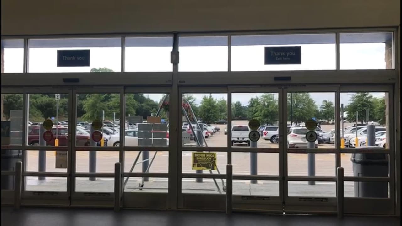 El asaltó comenzó antes de las 4:30 a.m. en Walmart en South Main Street, en Wake Forest, en Carolina del Norte