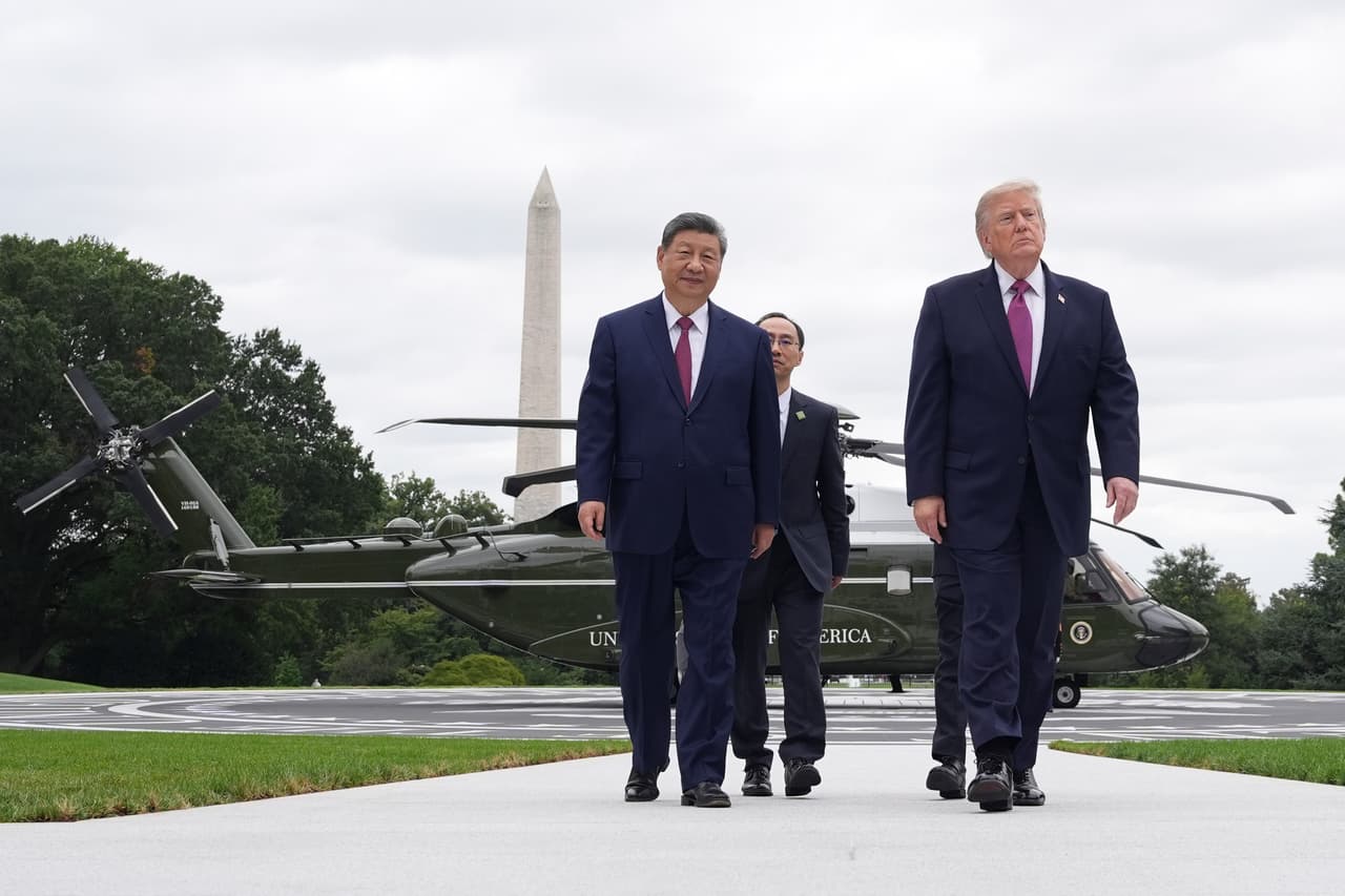 El presidente Donald Trump, a la derecha, y el presidente chino Xi Jinping caminan por el nuevo helipuerto tras abordar el helicóptero presidencial Marine One durante una visita al jardín sur de la Casa Blanca, el jueves 24 de septiembre de 2026, en Washington.