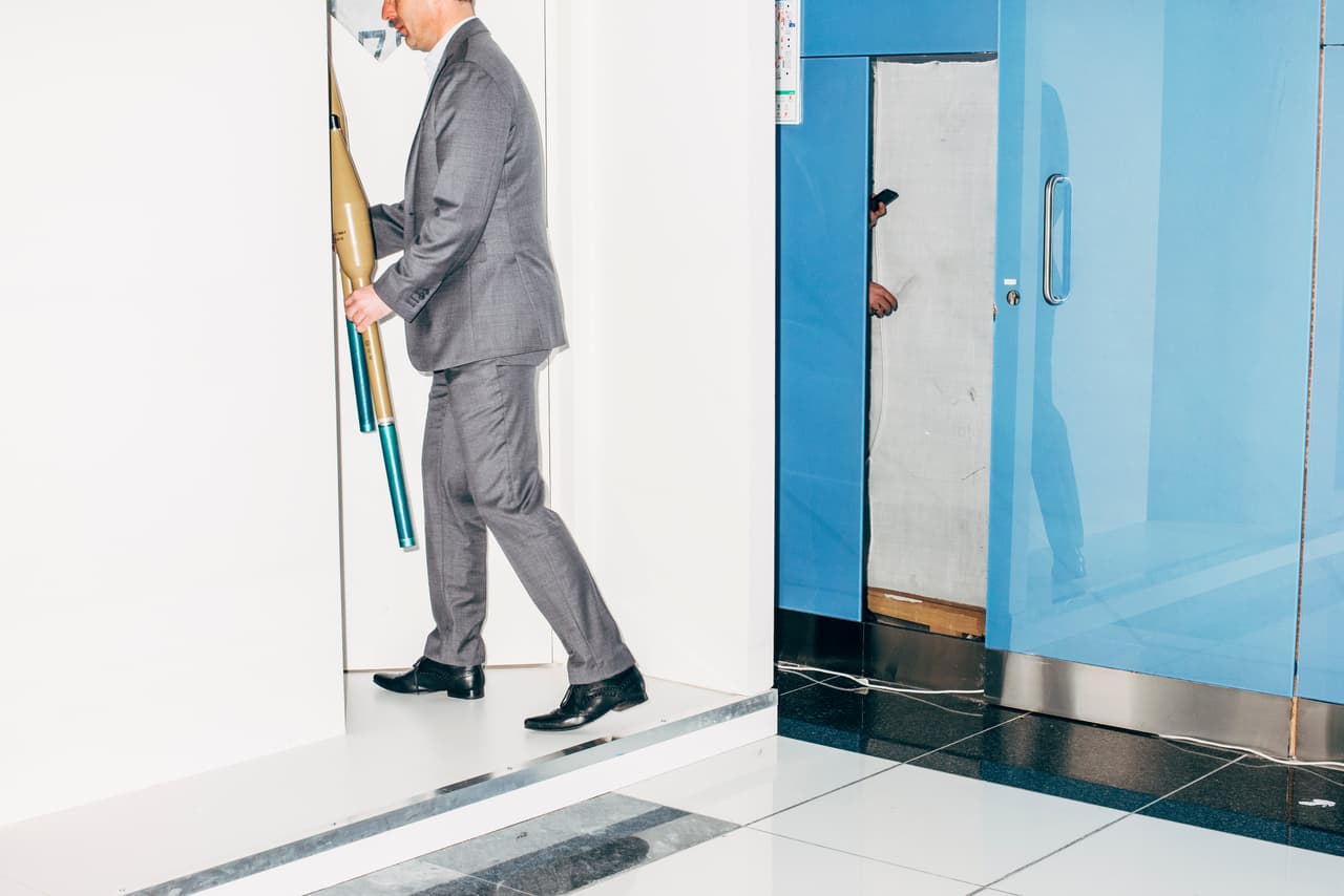<b>Primer lugar de la categoría ‘temas contemporáneos’. </b>Un hombre vestido de traje guarda dos proyectiles antitanques al finalizar uno de los días de la Exposición y Conferencia Internacional de Defensa, el mayor evento de mercadeo de armas del Medio Oriente. Se celebró en febrero de 2019 en Abu Dhabi, Emiratos Árabes Unidos, y allí se encontraron ministros, gobernantes y jefes militares de la región para ver las ofertas de más de 1,000 expositores. Febrero 2019.