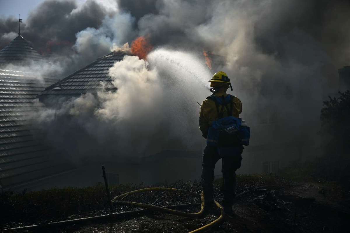 Incendios al sur de California ponen en riesgo a miles de personas; habilitan refugios en el condado de Orange