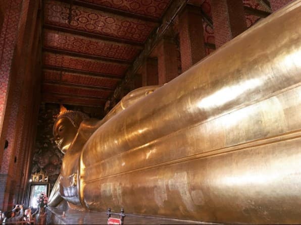 El templo Wat Pho, conocido como el Templo del Buda Reclinado, es uno de los lugares más simbólicos de Bangkok, Tailandia.