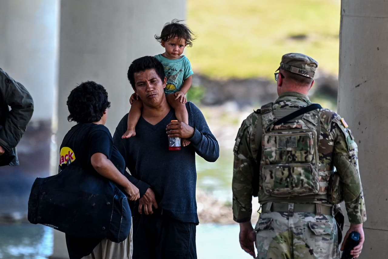 Gobernador de Texas ordena a la Guardia Nacional trasladar a indocumentados a la frontera: ¿qué significa esto?