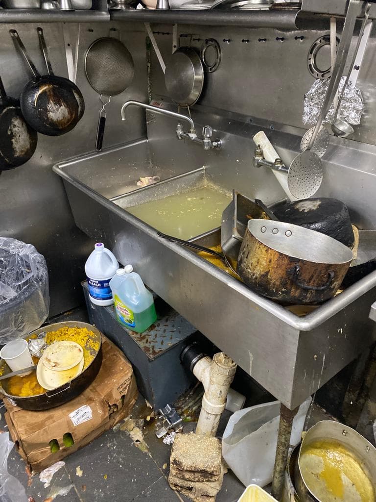 También se ordenó el cierre del negocio Dumplings, ubicado en la zona del Condado, por violaciones a salud ambiental, debido a que la cocina no estaba en condiciones apropiadas y tenían servicios sanitarios sin conexiones adecuadas, además de alimentos almacenados de manera inadecuada.
<br>