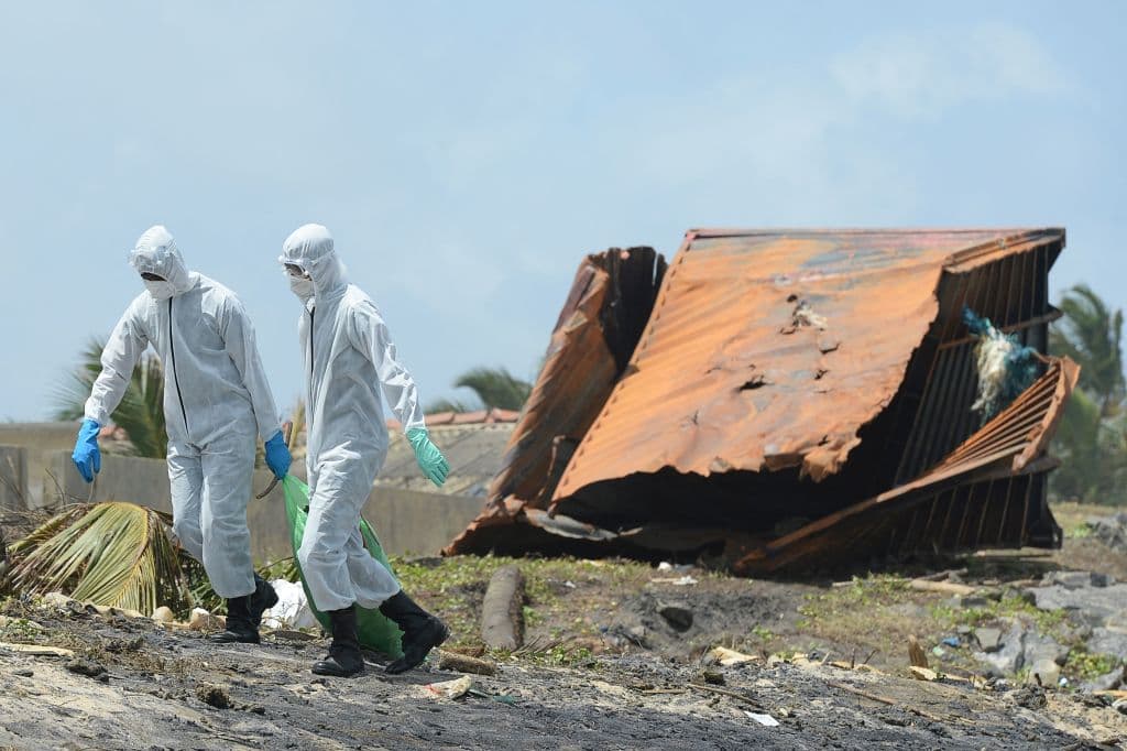 Material que transportaba el barco con bandera de Singapur, como contenedores,
<b>llegó a la costa de Sri Lanka </b>donde personal militar tuvo que intervenir para intentar limpiar el lugar de materiales peligrosos.