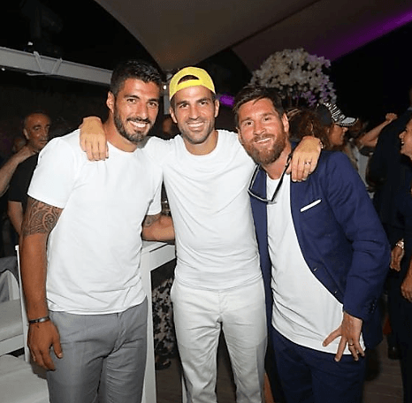Cesc Fábregas, del Chelsea, hizo una fiesta e invitó a sus amigos Luis Suárez y Lionel Messi, pasándolo bien.