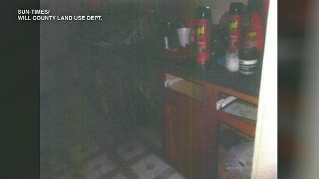 De acuerdo con autoridades de la oficina del Sheriff del Condado de Will, en la vivienda, donde residía Semaj, junto a su madre y dos hermanos, también vivían entre cinco y 15 personas, que entraban y salían de la residencia de manera constante.