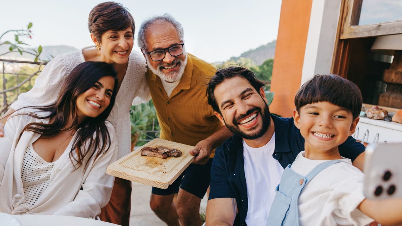 <b>Los accidentes encabezan las causas de muerte entre los hispanos</b> de uno a 39 años en el norte de Texas.
<br>Después de los 40,
<b> el cáncer ocupa el primer lugar</b> y las enfermedades del corazón cobran cada vez más peso.
<br>El patrón surge de
<a href="https://www.nimhd.nih.gov/" target="_blank">un análisis de HDPulse,</a>
<b>una herramienta federal basada en certificados de defunción. </b>
<br>Los datos abarcan a
<b>los residentes hispanos de Dallas, Tarrant, Collin y Denton. </b>
<br>Se registró
<b> un promedio de 6,404 muertes por año,</b> desde el 2019.
<br>
<b>Casi la mitad correspondió a personas de 65 años o más</b> y otra tercera parte, a adultos de entre 40 y 64.
<br>Estas cifras
<b>no permiten calcular cuánto vivirá una persona. </b>
<br>Tampoco significan que todos tengan el mismo riesgo:
<b> muestran cuáles fueron las causas más frecuentes dentro de una población y un periodo determinados.</b>
<br>
<a href="https://www.whatsapp.com/channel/0029VafZxTzGpLHXXhtL0Y3A" target="_blank">📲 Únete a nuestro canal de WhatsApp: Haz clic aquí para estar al tanto de las últimas noticias e historias de tu comunidad</a>