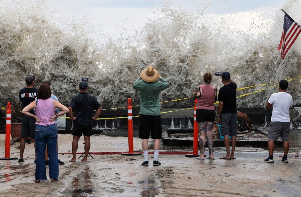Las costas bajas de Malibú y Point Mugu también registraron inundaciones en vialidades y una marcada erosión, producto de la combinación entre el fuerte oleaje y las mareas altas provocadas por el huracán.