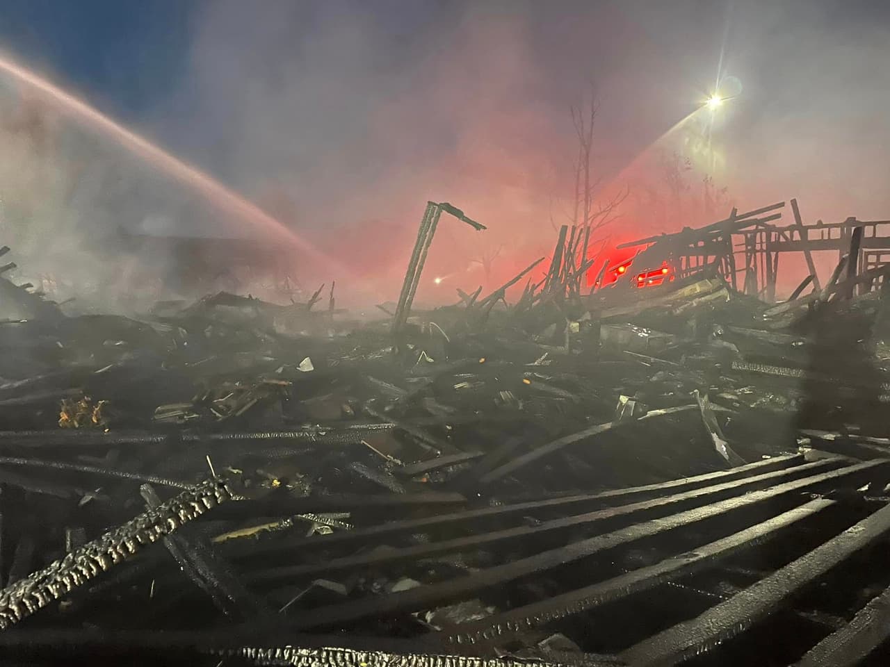 Según informaron las autoridades, tres edificios abandonados desaparecieron por completo como consecuencia del voraz fuego, mientras que un restaurante, Charming Fig, resultó dañado.