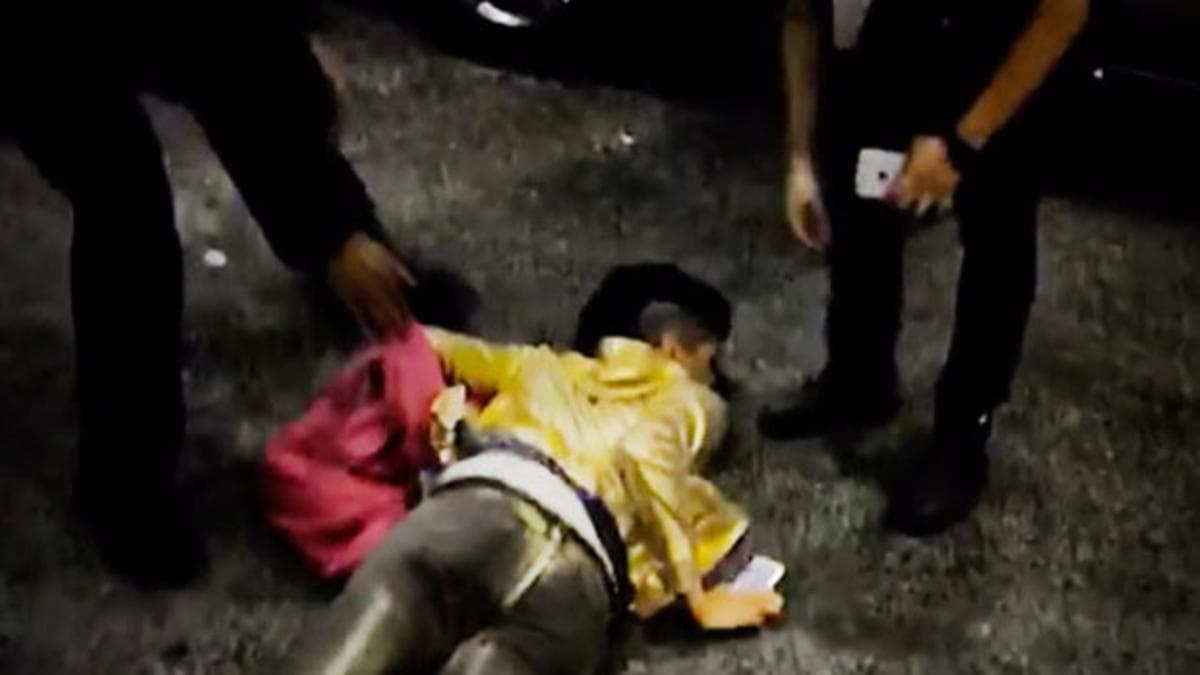 Ashley, del grupo Ha*Ash, terminó en el suelo por distraída. La cantante mexicana sufrió este percance por estar viendo el celular al término de una presentación.