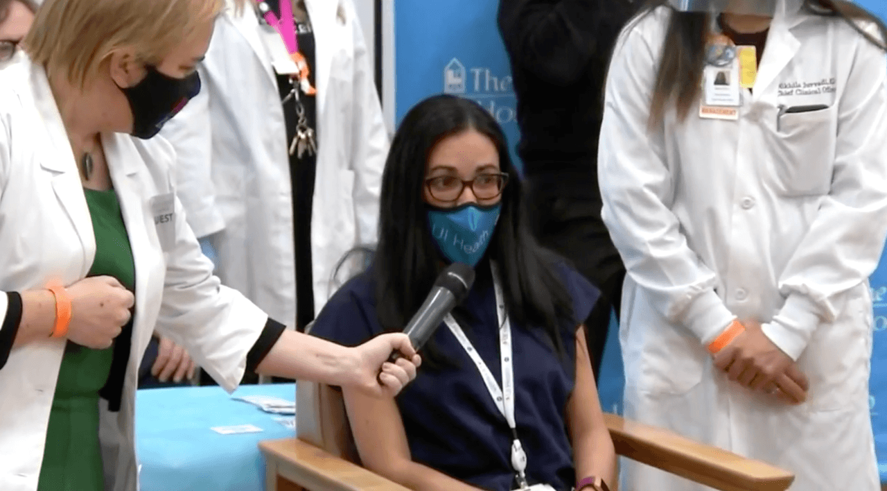 La ciudad de Chicago administró
<a href="https://www.univision.com/local/chicago-wgbo/estado-de-illinois-recibe-primer-envio-de-vacunas-contra-el-coronavirus">las primeras vacunas</a> contra el coronavirus en la ciudad de los vientos a cinco personas del personal de salud de diferentes hospitales de la ciudad en el
<a href="https://www.univision.com/local/chicago-wgbo/chicago-elige-hospital-loretto-para-administrar-la-primera-vacuna-contra-el-coronavirus-el-martes">Hospital Loretto</a> durante la mañana del martes 15 de diciembre.