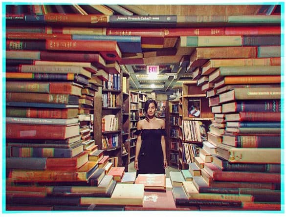 7. Tiene una gran obsesión por los libros, le encanta su olor y lee varios a la vez, no le gusta rayarlos ni hacerles anotaciones. Sus autores preferidos son: Carlos Ruiz Zafón, Sor Juana Inés de la Cruz, Jaime Sabines, Juan José Arreola, Clarissa Pinkola Estés y Sabina Berman.