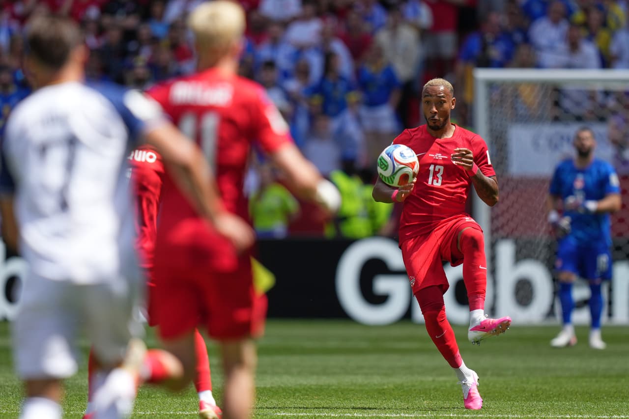 Derek Cornelius, de Canadá, controla el balón durante el partido de fútbol del Grupo B de la Copa Mundial entre Canadá y Bosnia en Toronto, el viernes 12 de junio de 2026. (Foto AP/Stephanie Scarbrough)
