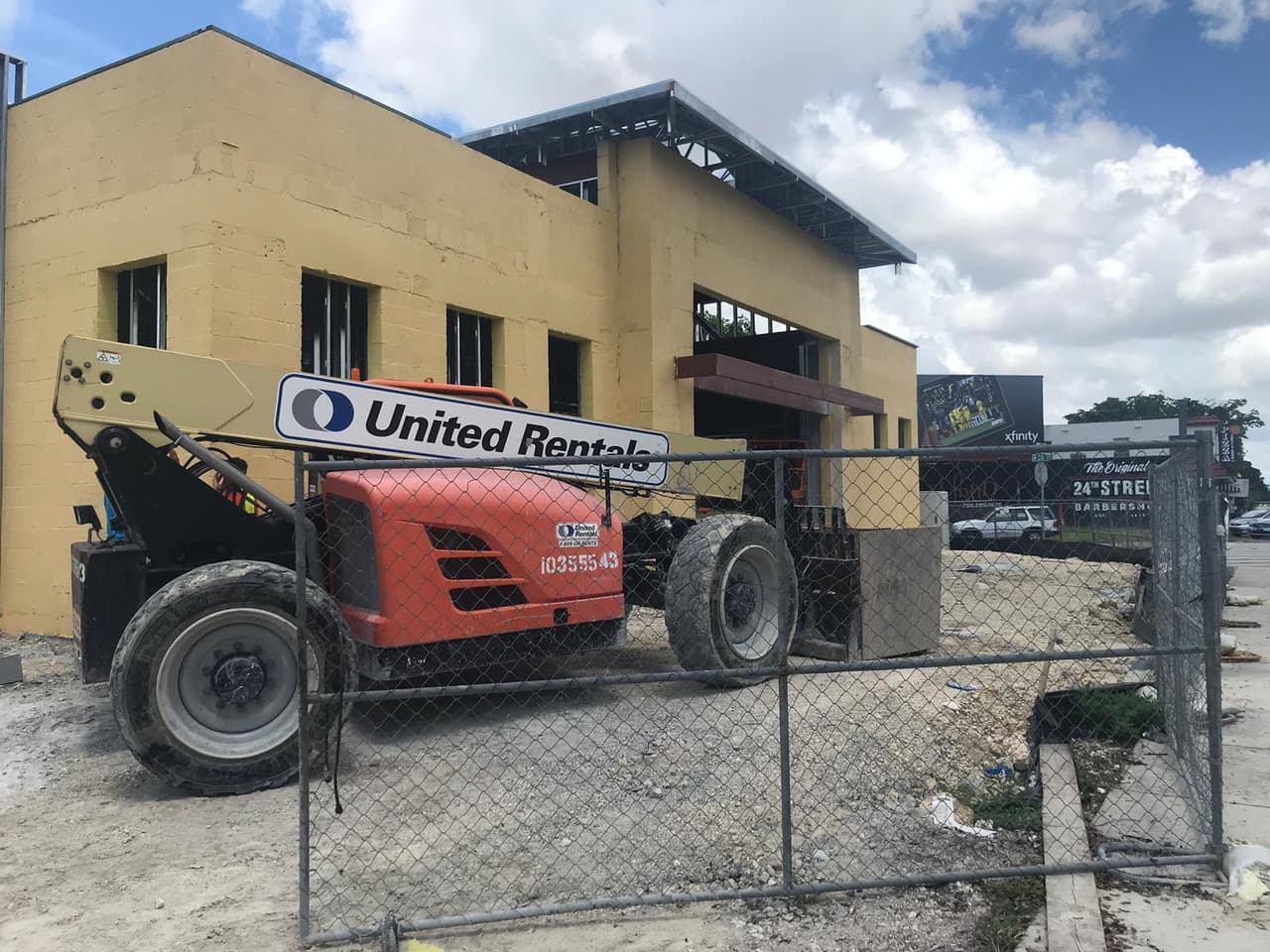 Rodríguez hizo el reporte a la policía, habló con la comisionada del distrito y llamó directamente a la compañía de construcción que tiene las oficinas en Orlando.
<br>