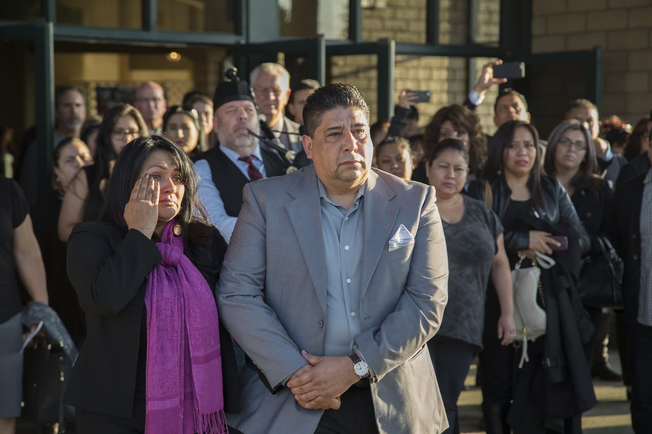 La familia de Nohemí González recibe el título póstumo de la estudiante