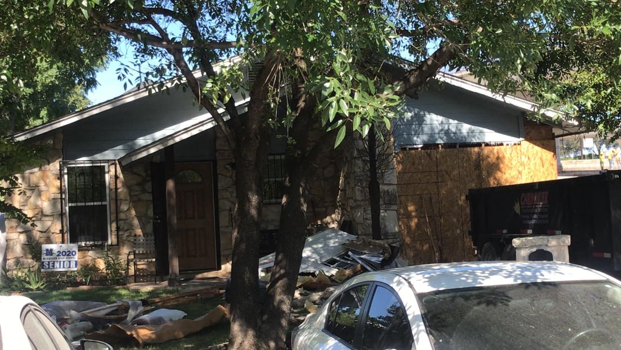 El vehículo se salió de la vía de servicio 183 a gran velocidad e impactó la casa.