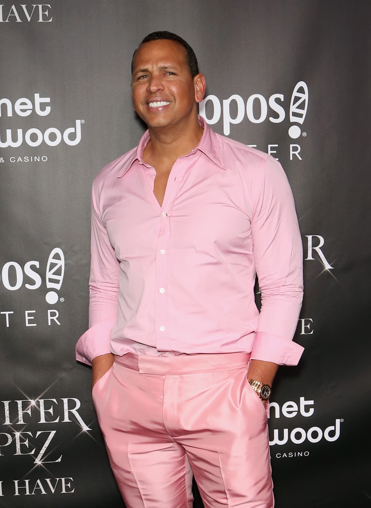 "Tengo una pista para todos ustedes. Una pista de boda.
<b> <a href="https://www.univision.com/entretenimiento/alex-rodriguez-se-despide-del-2018-muy-enamorado-y-agradecido-con-jlo-fotos" target="_blank">Será un vuelo largo</a></b>", dijo A-Rod.