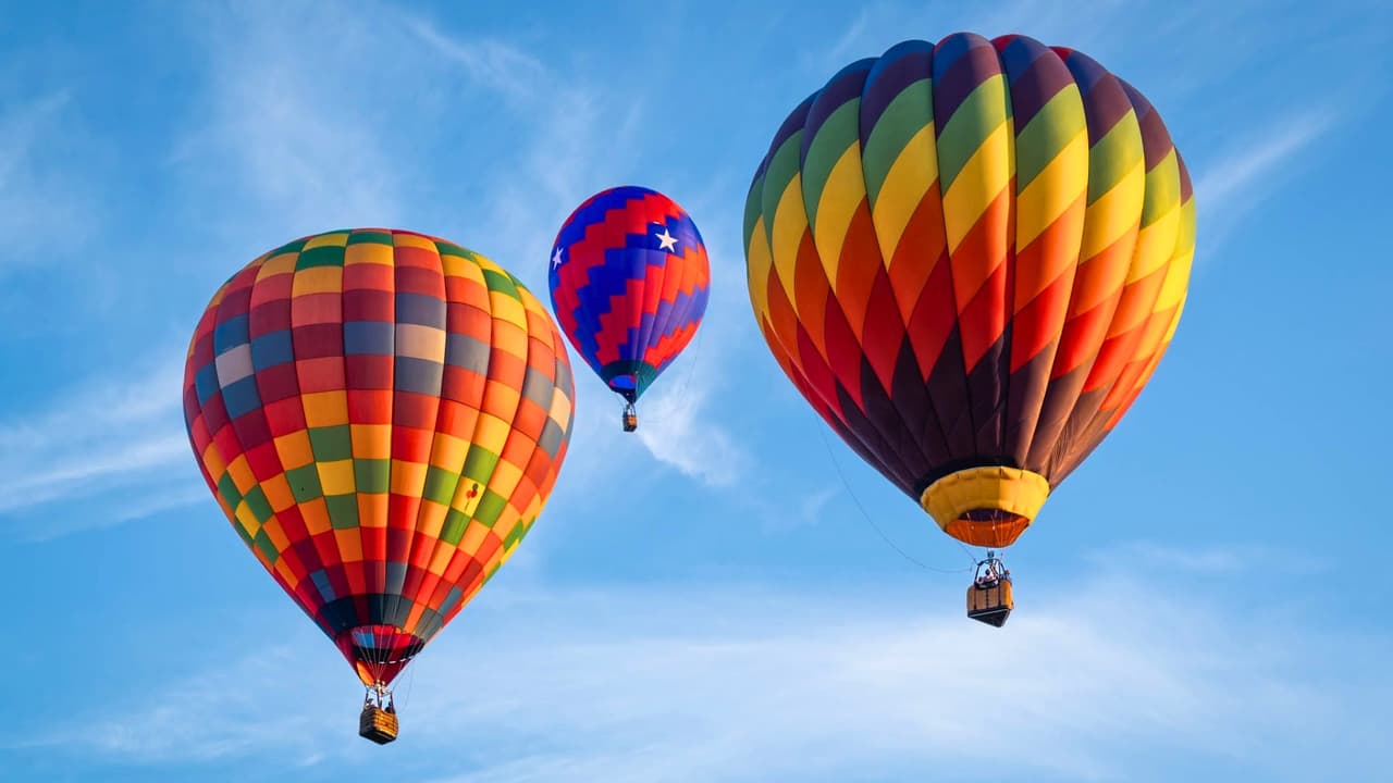 <b>Más de 40 globos aerostáticos</b> llegarán esta semana a Plano, entre ellos algunos con formas de unicornio, llama y hasta Pie Grande.
<br>El H-E-B | Central Market Plano Balloon Festival
<b>se realizará del jueves 17 al domingo 20 de septiembre en Oak Point Park,</b> con vuelos al amanecer, exhibiciones nocturnas y cambios de tráfico alrededor del parque.
<br>El festival llega a su edición número 47 y este año
<b>tendrá 12 globos con formas especiales.</b>
<br>Además de los personajes,
<b>habrá diseños de cerdo, pato, rana, oso, pez, aves, gato y mapache,</b> según los organizadores.
<br>Pero hay una pequeña trampa para quien imagine que podrá llegar a cualquier hora y encontrar el cielo lleno de globos:
<b>no funciona así.</b>
<br>
<br>
<a href="https://www.whatsapp.com/channel/0029VafZxTzGpLHXXhtL0Y3A" target="_blank">📲 Únete a nuestro canal de WhatsApp: Haz clic aquí para estar al tanto de las últimas noticias e historias de tu comunidad</a>