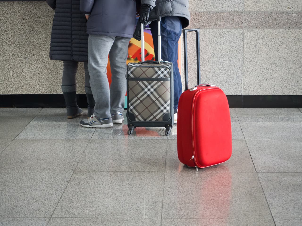 <b>Descuidar pertenencias o aceptar objetos de extraños</b>
<br>El aeropuerto es el peor lugar para dejar el equipaje encargado, no solo por temor a un robo, sino porque pueden introducirle paquetes (la mayoría de ellos droga) que pueden involucrar al propietario en un asunto serio con las autoridades. Si alguien te pide guardar un objeto durante el viaje también debes negarte a ello, ni siquiera porque te argumente tratarse de una emergencia. Decir no a tiempo te librará de un gran problema.