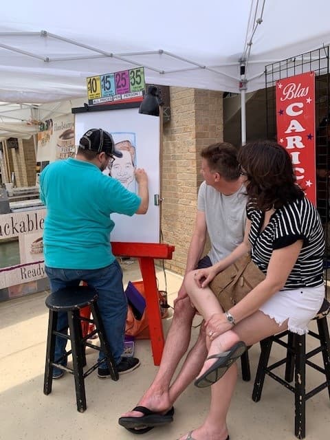 <h2 class="cms-H2-H2">Fiesta Artisan Show</h2>
<br>
<ul>
<li class="li1">Cuándo: 28 de abril</li>
</ul>
<ul>
<li class="li1">Hora: 11:00 a 23:00 horas</li>
</ul>
<ul>
<li class="li1">Dónde: Riverwalk</li>
</ul>
<ul>
<li class="li1">Qué es: Con más de 40 artesanos y venta de manualidades y artesanías.</li>
</ul>
<ul>
<li class="li1">Costo: Gratis y pet friendly.</li>
</ul>