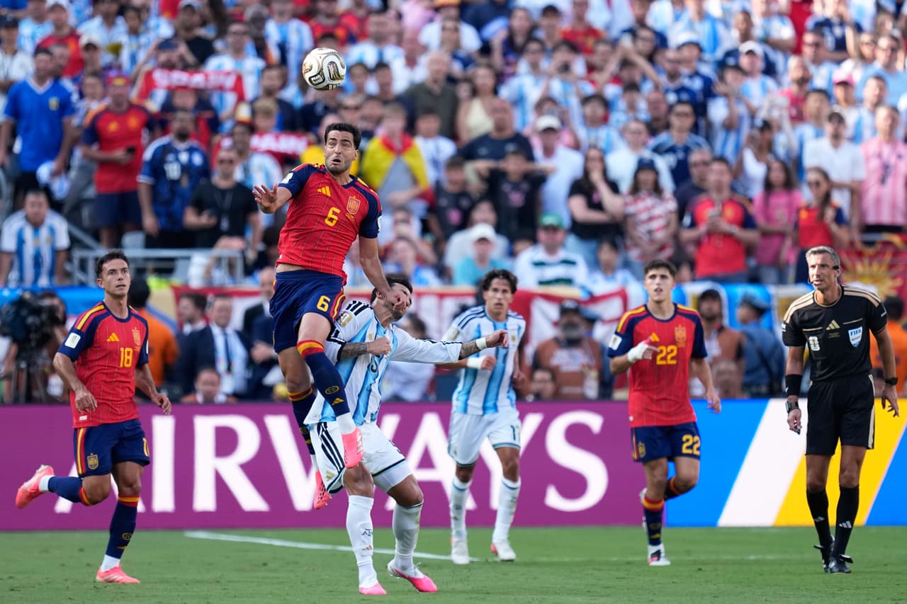 Marcos Llorente salta por la pelota.