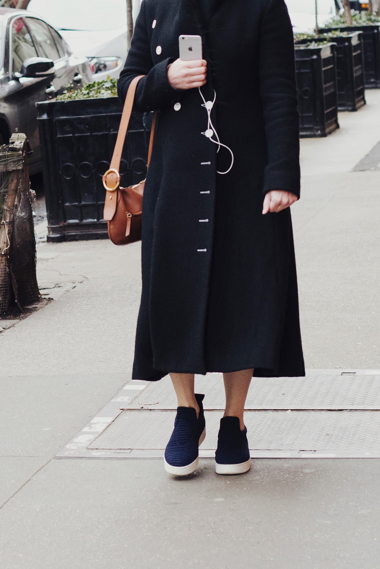 La piel expuesta hace que la mirada se pose en los zapatos que llevas. Combinar tenis con ropa más formal sigue siendo una de las grandes apuestas el momento.