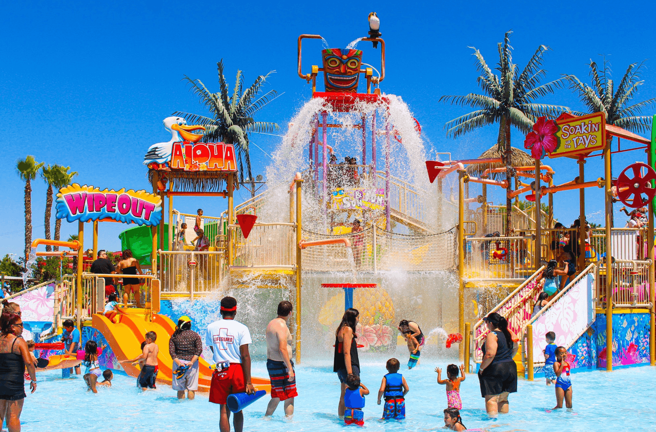 <b><a href="https://epicwatersgp.com/" target="_blank">Epic Waters -</a> </b>En este parque acuático no debe preocuparse si llueve o la temperatura está en tres dígitos ya que toda la diversión ocurre bajo techo. En su portal no especifican si están siguiendo algún protocolo de salud contra el coronavirus. Para más detalles sobre los horarios y restricciones visite epicwatersgp.com.
<br>