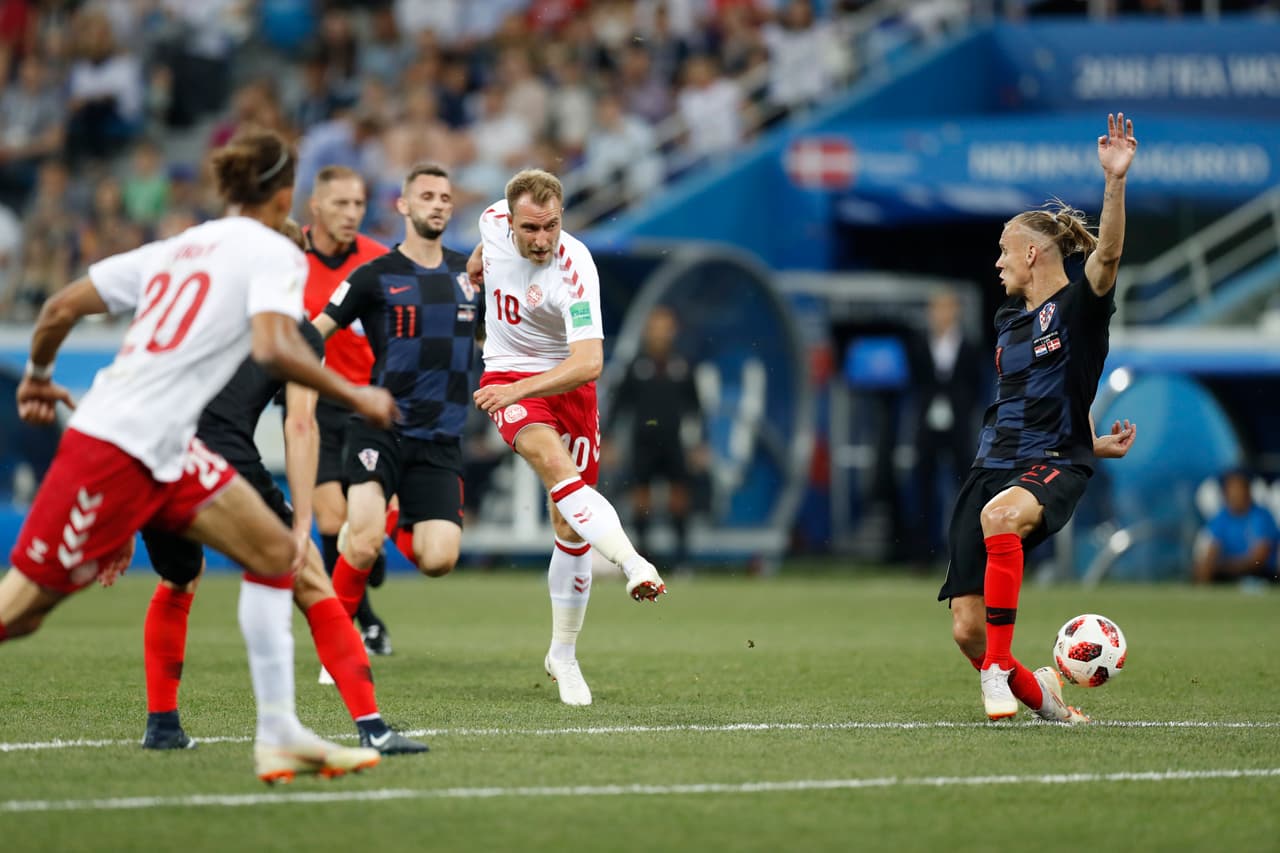 Aquí de nuevo Eriksen intentando horadar a la bien plantada zaga croata con otro de sus disparos de media distancia.