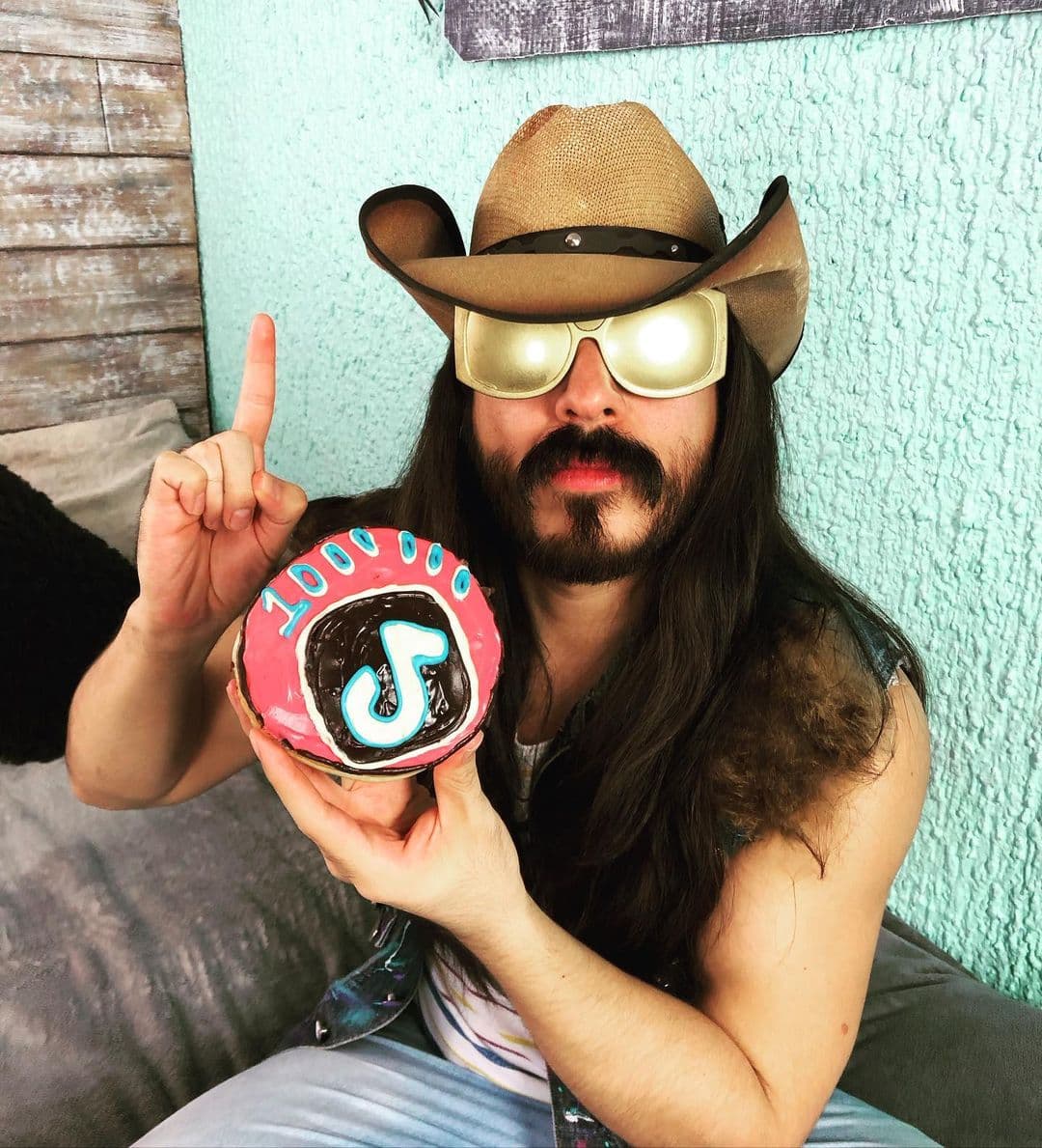 Por aquellas fechas, el ahora novio de Cynthia Klitbo negó que él o alguien de su programa haya cometido el acto en contra de la periodista. "Nosotros
<b><a href="https://www.animalpolitico.com/2016/04/nosotros-no-agredimos-a-andrea-noel-dicen-conductores-de-television/" target="_blank">no nos dedicamos a 'trollear' a chicas guapas</a></b>", dijo, según declaraciones publicadas por el portal Animal Político en abril de 2016.
<br>