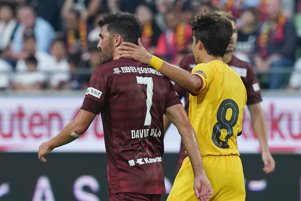 Riqui Puig, canterano del FC Barcelona, saluda a David Villa, quien figuró en su momento con el cuadro azulgrana.