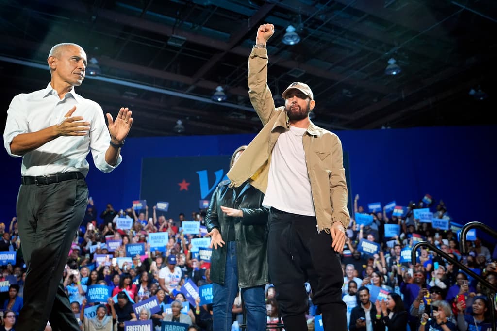Eminem y Obama saludan al público en un acto de campaña en Detroit el martes.