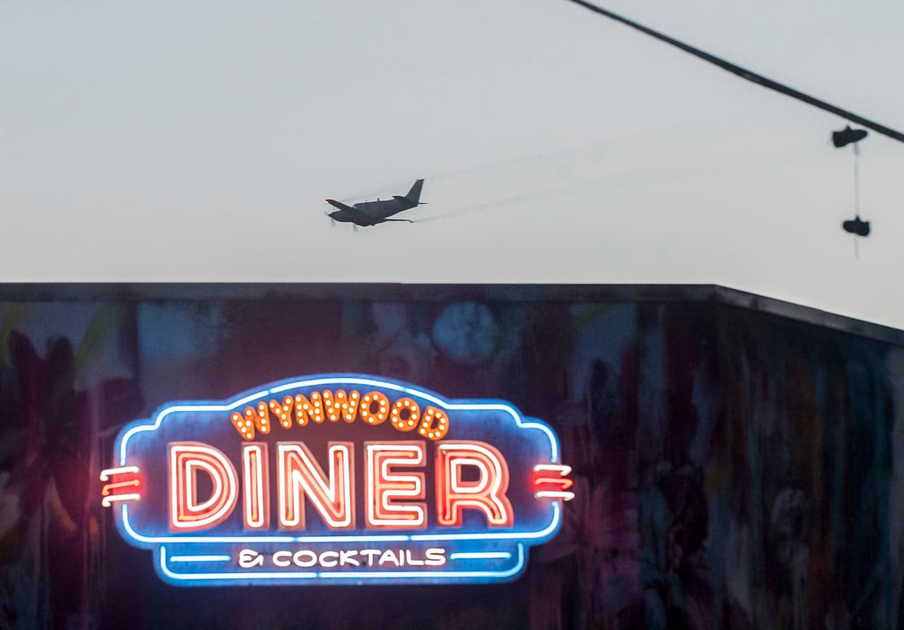 El jueves 4 de agosto, a primera hora de la mañana, las autoridades del condado de Miami-Dade ordenaron iniciar las fumigaciones aéreas en Wynwood y Edgewater.