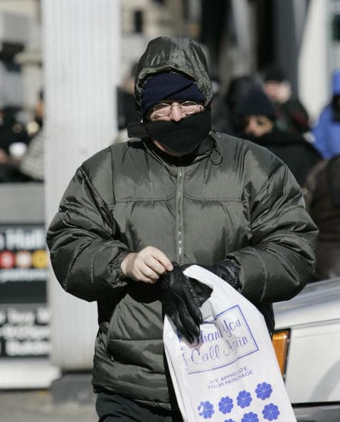 <b>Consume suficientes alimentos y líquidos</b>. Es posible que no sientas sed en el frío, pero aun así el cuerpo pierde líquidos y es importante mantenerse hidratado.
<br>