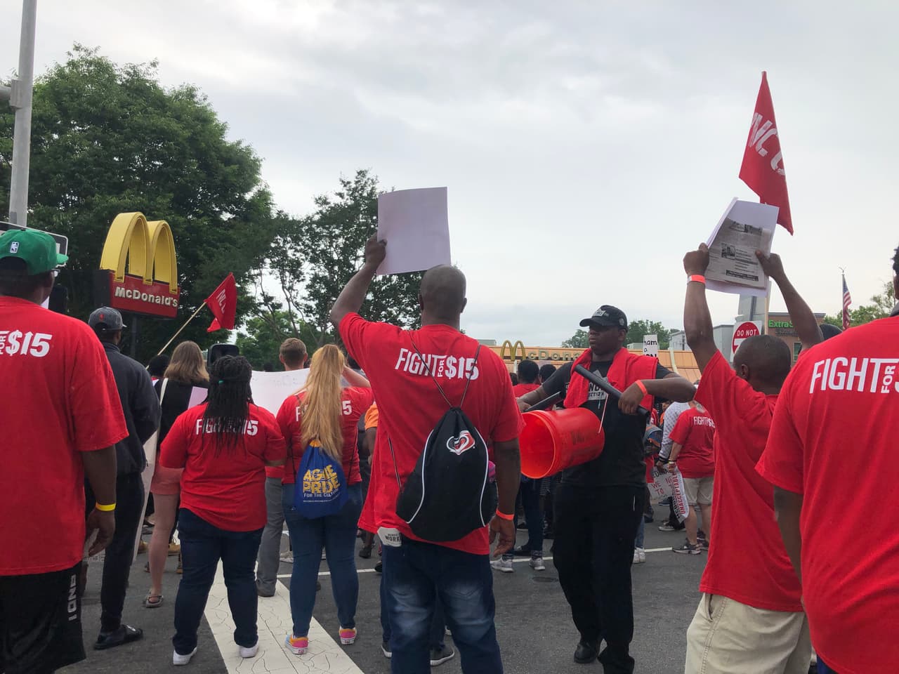 Trabajadores de McDonald's exigen salario a $15 la hora y mejores condiciones laborales