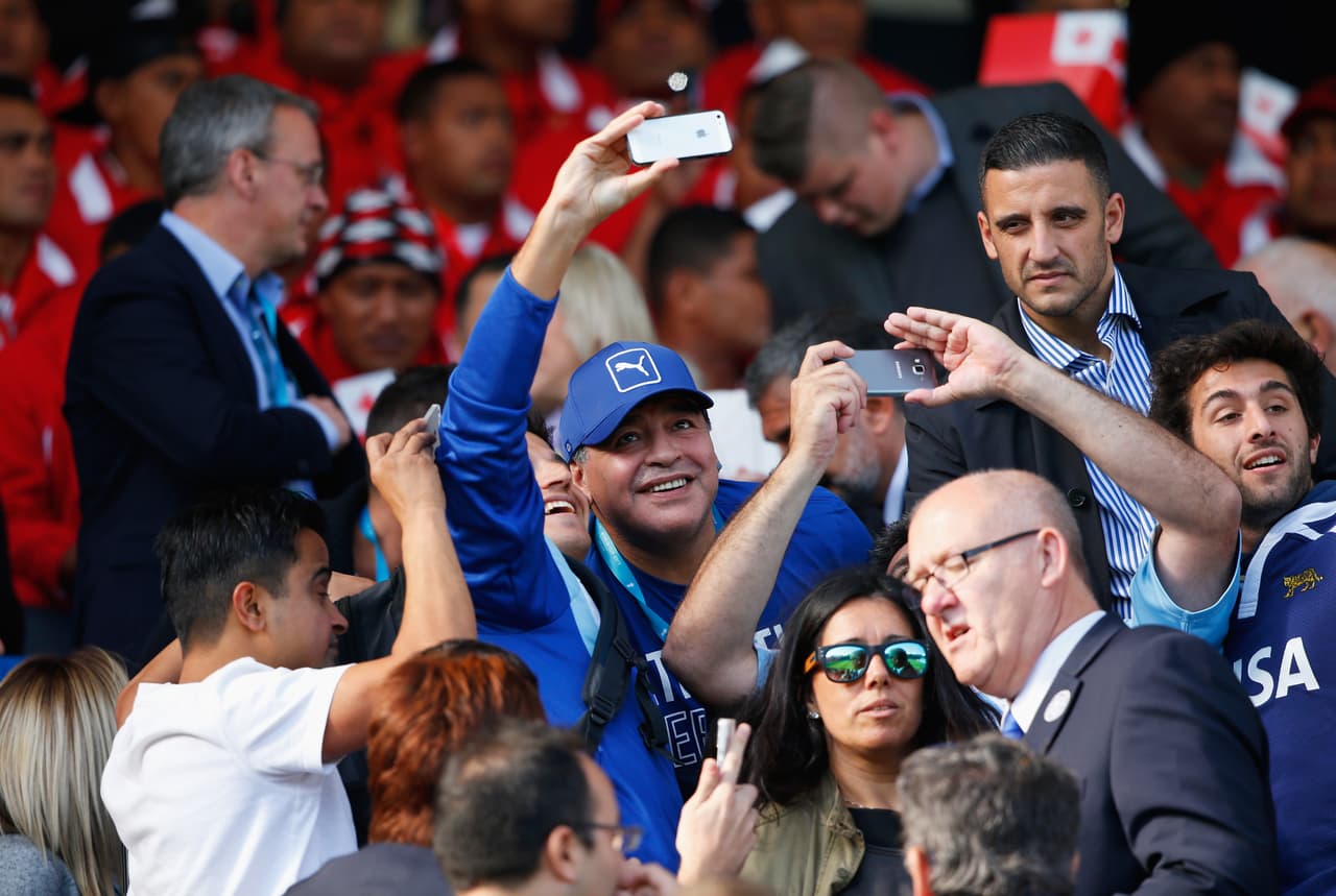 Maradona canta y baila con la selección argentina de rugby
