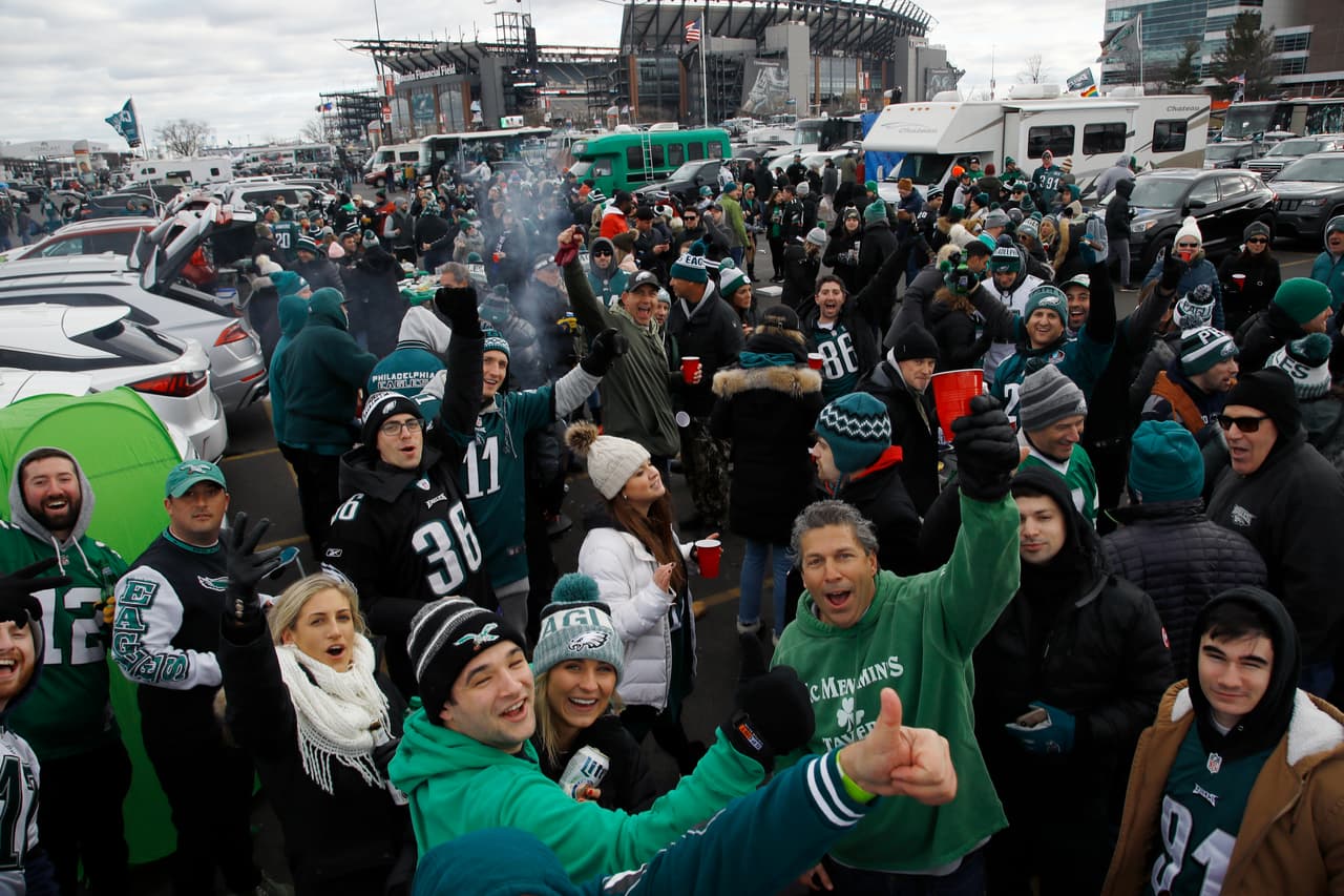 La NFL haría todo lo posible por evitar que los aficionados se acerquen a los estadios para que no se den las reuniones tailgate antes de los partidos y priorizando el distanciamiento social en tanto no se puedan relajar las medidas sanitarias.