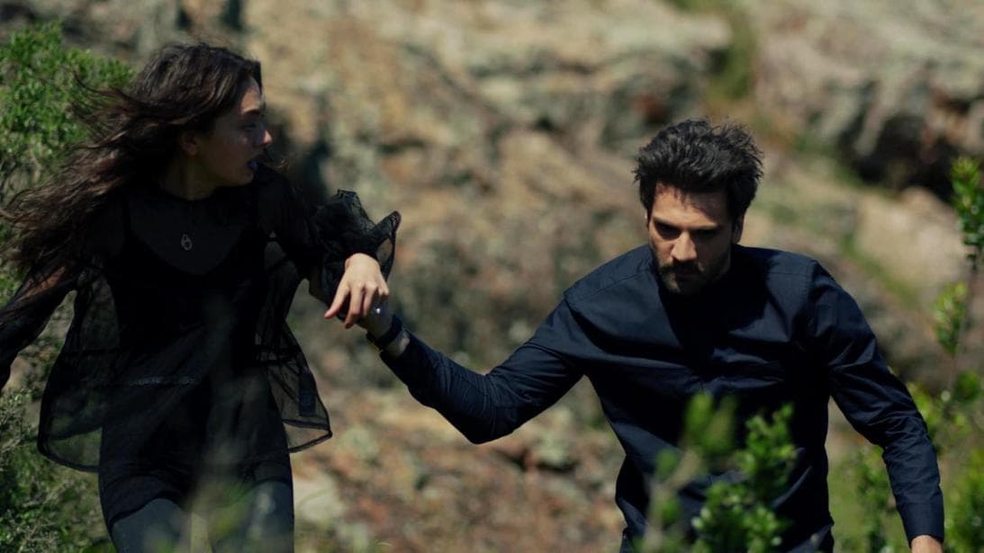 Fue así como Emir terminó pisando una bomba. Nihan pudo escapar para llamar a la policía y un escuadrón antibombas pudieron liberarlo. Sin embargo, la situación de Kemal no tenía solución, en cuanto se moviera haría explotar las bombas.