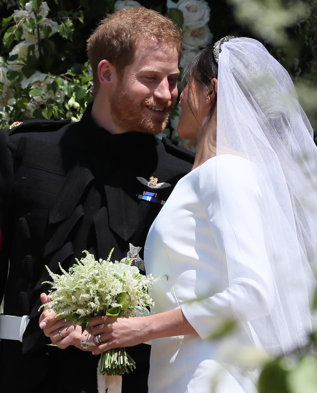 La cercanía emocional de los duques de Sussex, quienes unieron sus vidas en una de las bodas más esperadas por la comunidad británica el 19 de mayo pasado, es palpable tan solo con cada mirada que se dedican.
