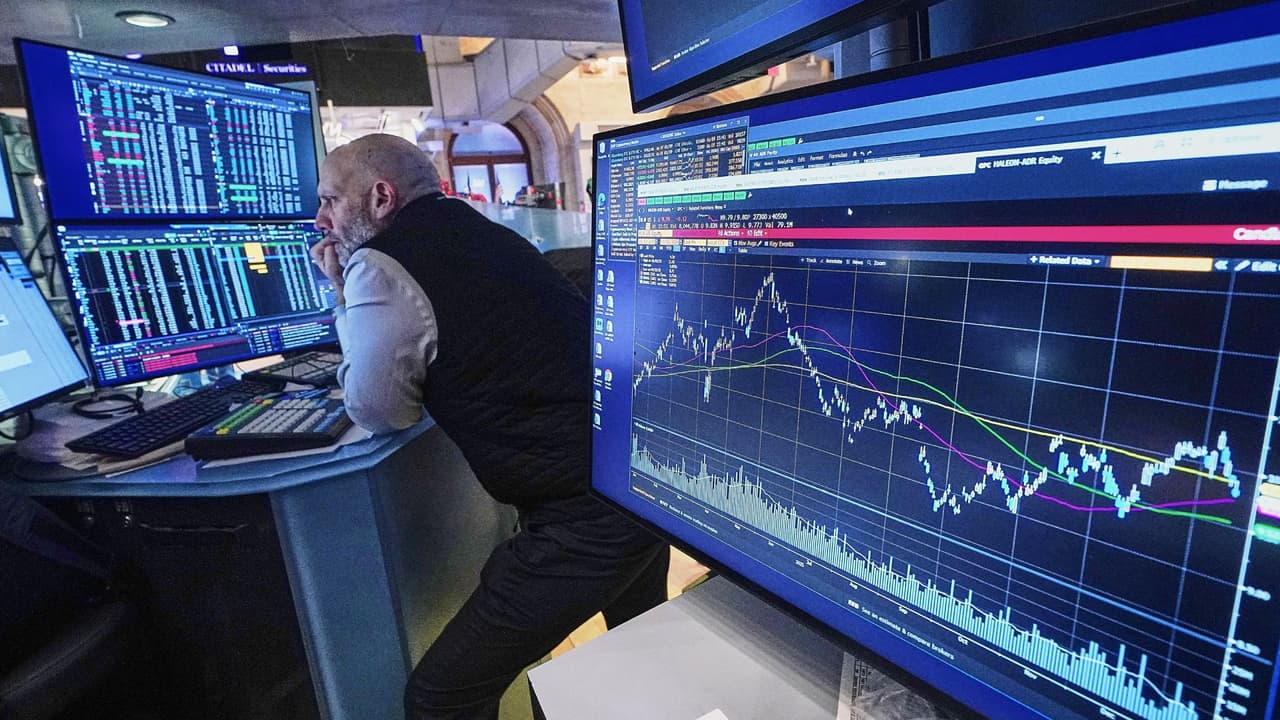 S&P 500 cae desde récord por plan de Trump para topar tasas de tarjetas crédito en Estados Unidos