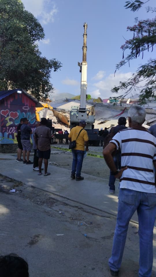 Imagen de una grúa que llegó al edificio N3 de La Páez, ubicado en la parroquia de Catia de La Mar donde se siguen los trabajos de busqueda.