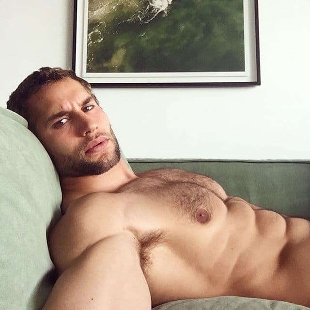 Cuando el chef se mudó a Nueva York en 2007, ingresó a la Academia Americana de Artes Dramáticas para estudiar actuación.