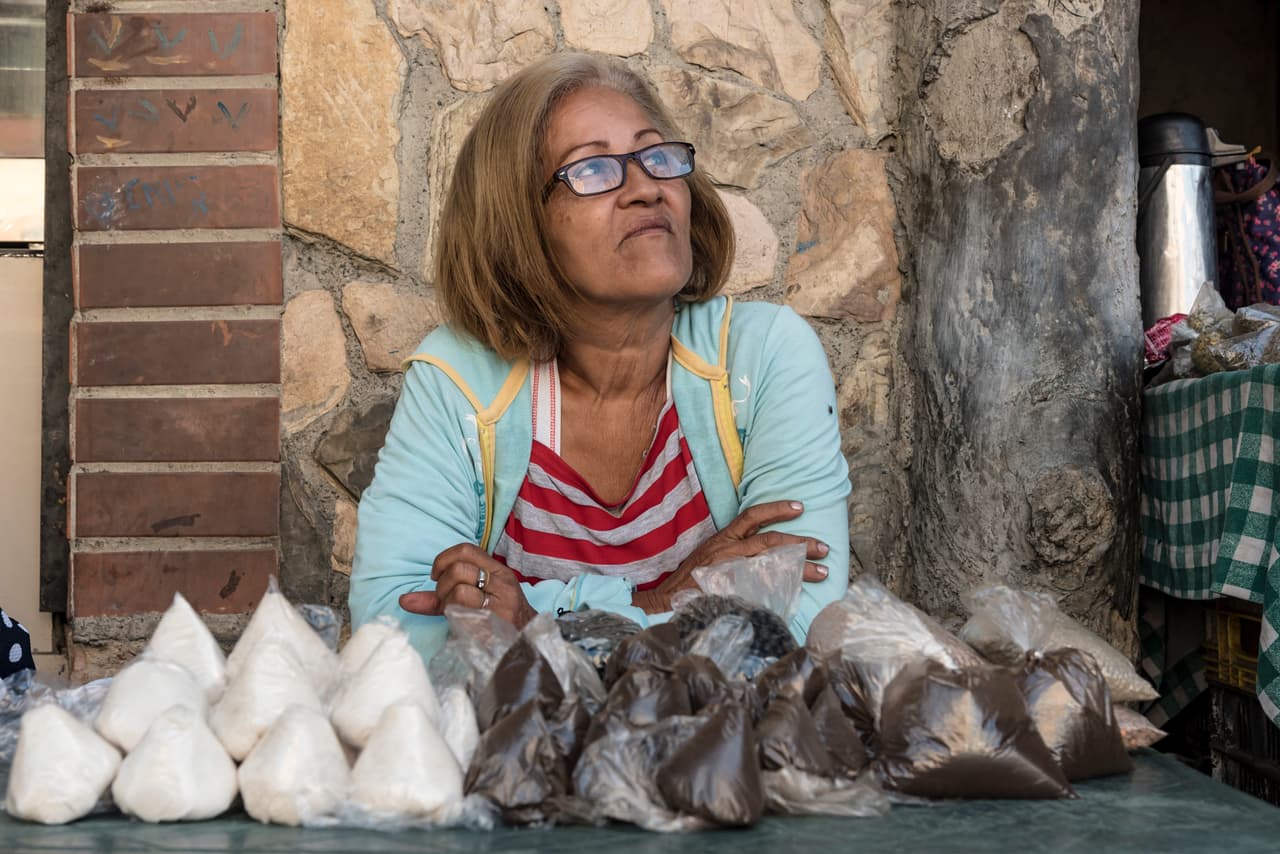Mary Espinoza pasó de vender fruta a vender café y azúcar en bolsitas de 100 y 150 gramos, lo que dice que la gente se puede permitir.
