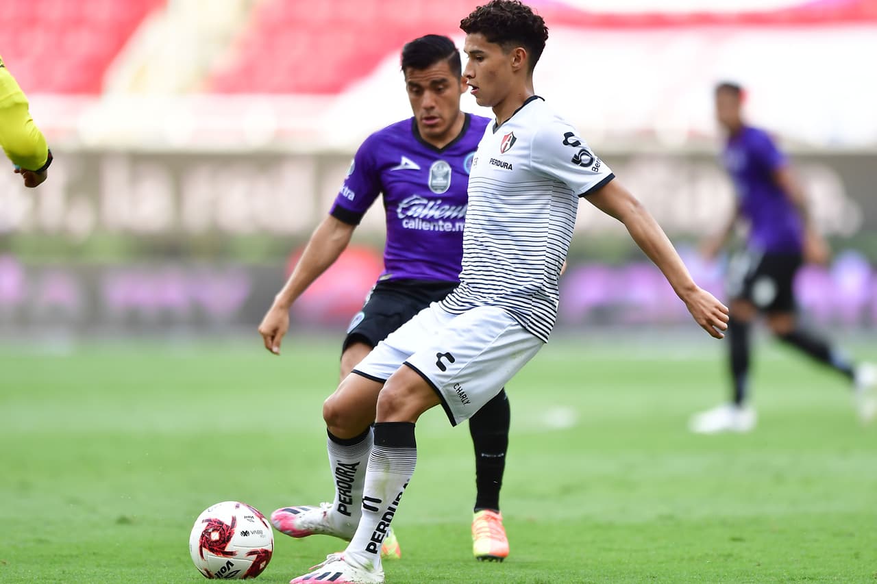 El Atlas comienza a tener la posesión de balón un poco más, pero continúan sin generar peligro.