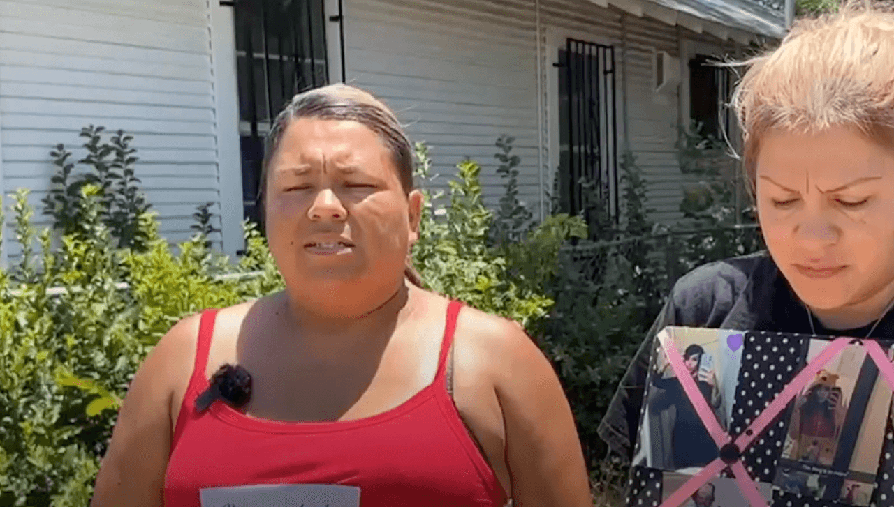 El cuerpo de Gloria fue hallado en la casa abandonada por la Policía de San Antonio después de recibir una llamada anónima. Su muerte fue declarada homicidio después de que las autoridades concluyeran que había sido apuñalada varias veces.
<br>
<br>
<b>Brenda Gonzáles</b>, hermana de la víctima,
<a href="https://www.univision.com/local/san-antonio-kwex/gloria-martinez-asesinato-arrestados-san-antonio" target="_blank">identificó el cuerpo</a>.