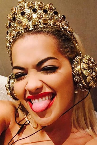 A esto le llamamos escuchar música con lujo y estilo. "Finally I got me crown!!", posteó Rita Ora en su cuenta de Instagram.