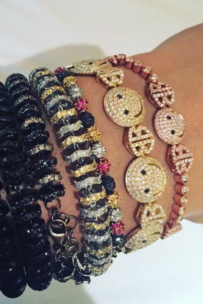 "Yummy arm Candy of the day @ofirajewelz @lorraineschwartz #family". Hasta el diseño más sencillo, está lleno de lujo en la vida de la cantante.