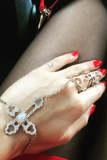 Rita es otra de las fánaticas de la tendencia de los anillos con cadena y pulsera. La verdad es que lucen mucho y llaman la atención con mucho estilo.