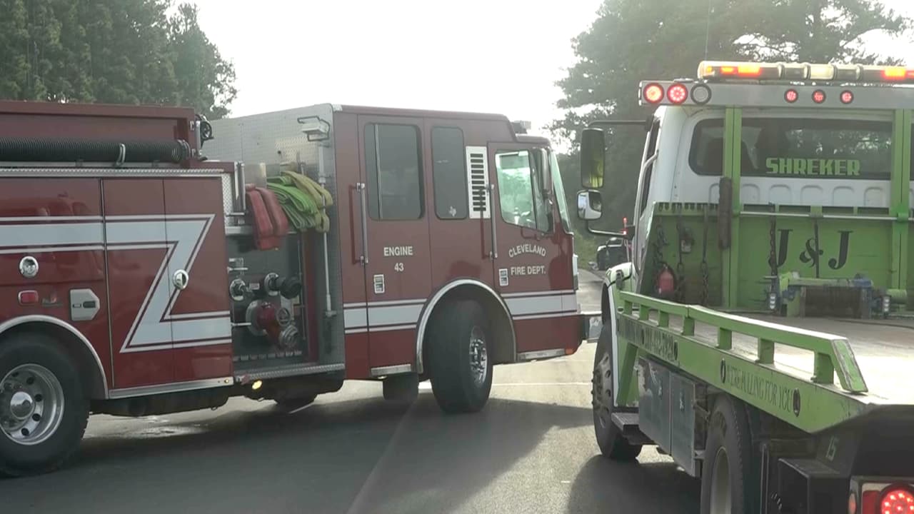 La mujer perdió el control del KIA y terminó rodándose en el pasto, donde otro camión la embistió, de acuerdo con el reporte de las autoridades.
<br>