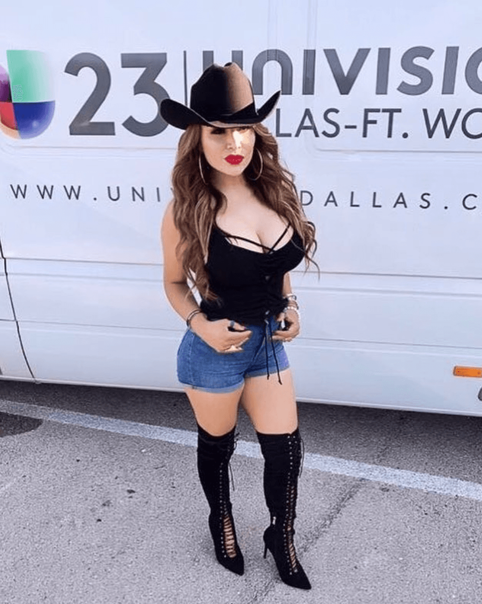 Desde sus inicios en la radio, este ha sido un look representativo de la locutora.