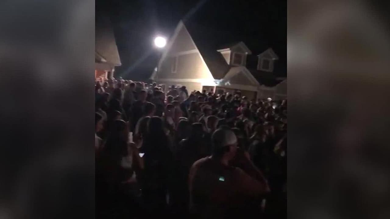 A pesar de la orden ejecutiva del gobernador de Georgia: docenas de universitarios aglomerados y sin tapabocas